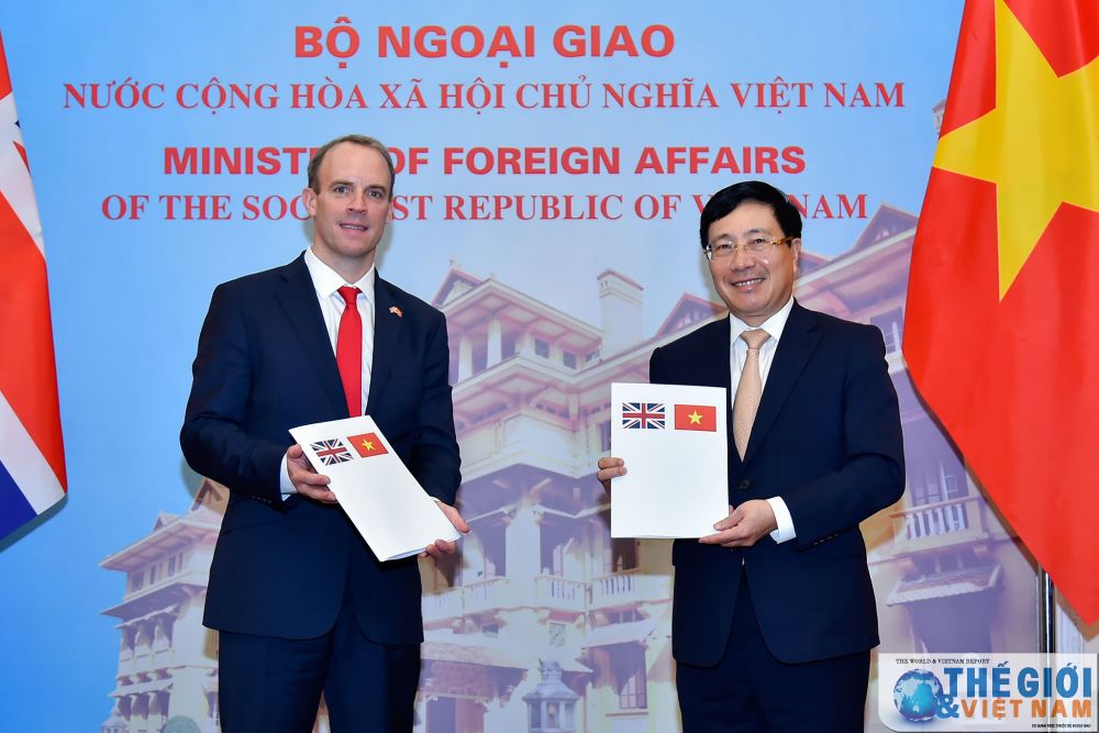Phó Thủ tướng, Bộ trưởng Ngoại giao Phạm Bình Minh và Bộ trưởng Dominic Raab trao Tuyên bố chung