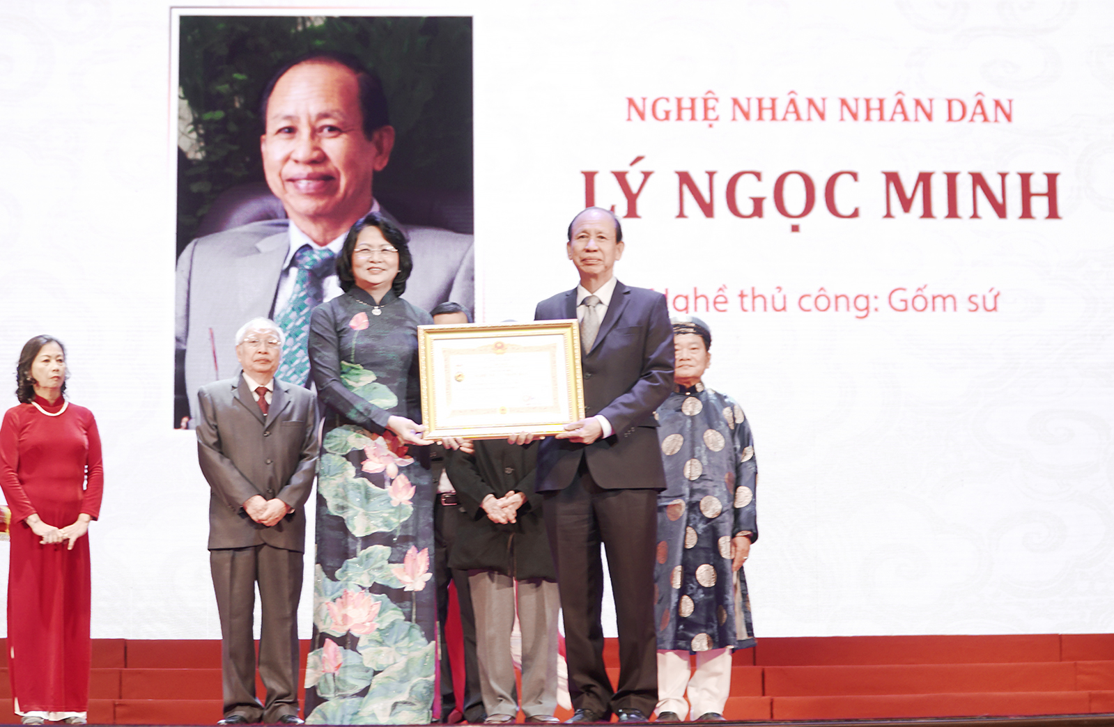 ong-ly-ngoc-minh-tong-giam-doc-cong-ty-tnhh-minh-long-i-duoc-trao-tang-danh-hieu