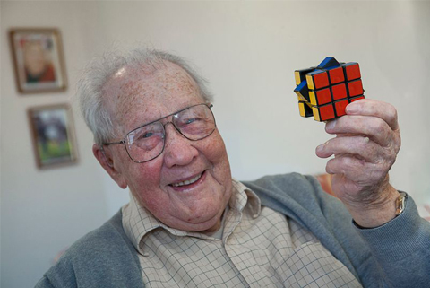 Người đàn ông 95 tuổi luyện tập giải Rubik hàng ngày