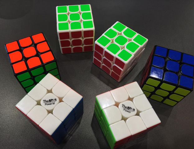 Sticker Rubik hay Stickerless? Cái nào tốt hơn, đáng để mua hơn?