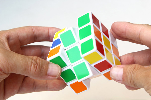 cách vệ sinh rubik - Bước 5: Xoay khối Rubik 