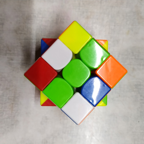 Sticker Rubik hay Stickerless? Cái nào tốt hơn, đáng để mua hơn?