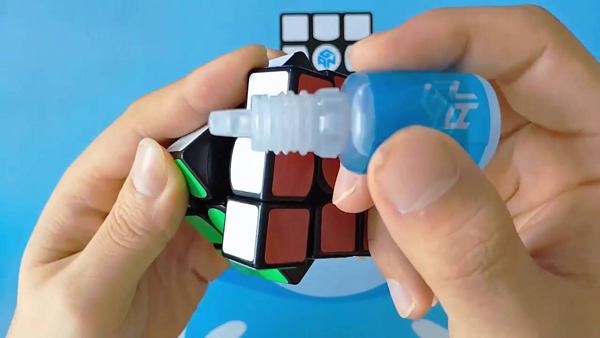 tra dầu bôi trơn Rubik tại bề mặt