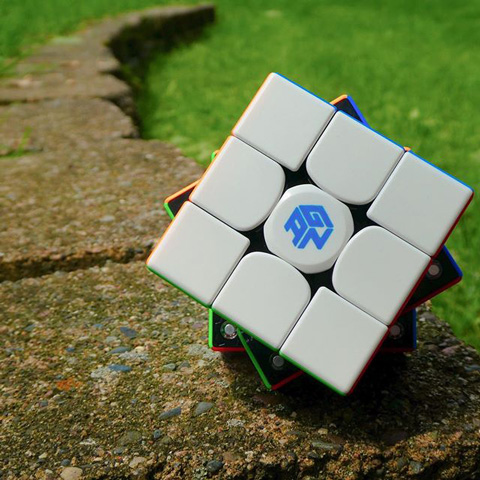 Sticker Rubik hay Stickerless? Cái nào tốt hơn, đáng để mua hơn? H2 Rubik  Shop