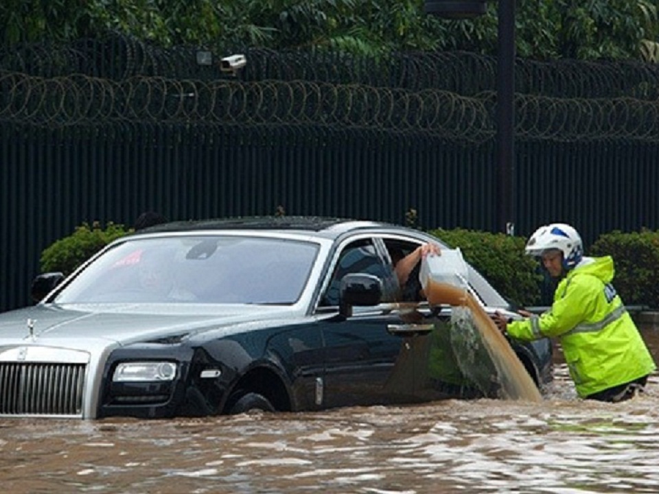 Cách khởi động lại ô tô bị ngập nước, tránh thủy kích