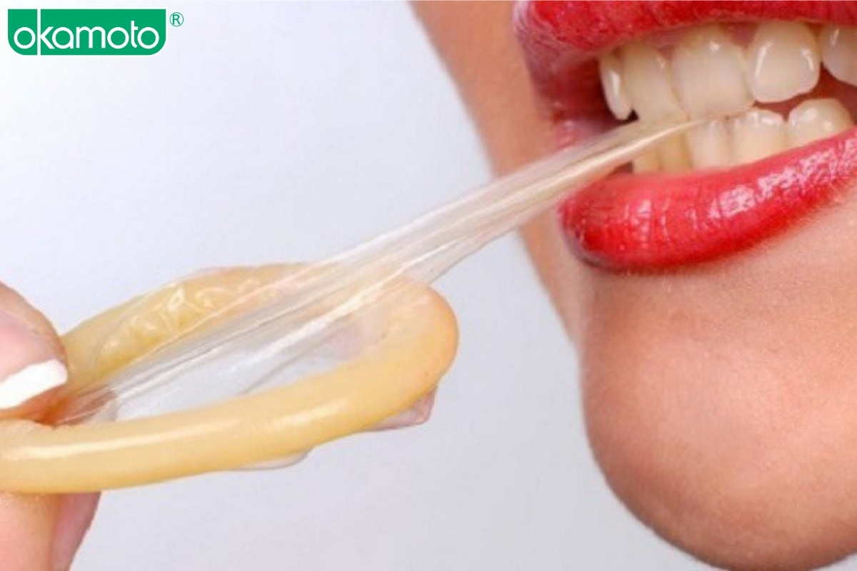 Người phụ nữ dùng răng cắn bao cao su
