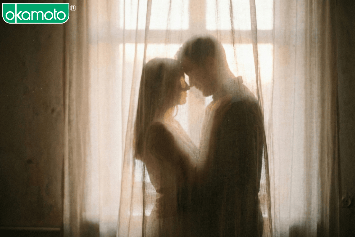 cam giac quen mat dang dung bao cao su tu nhien va lien mach