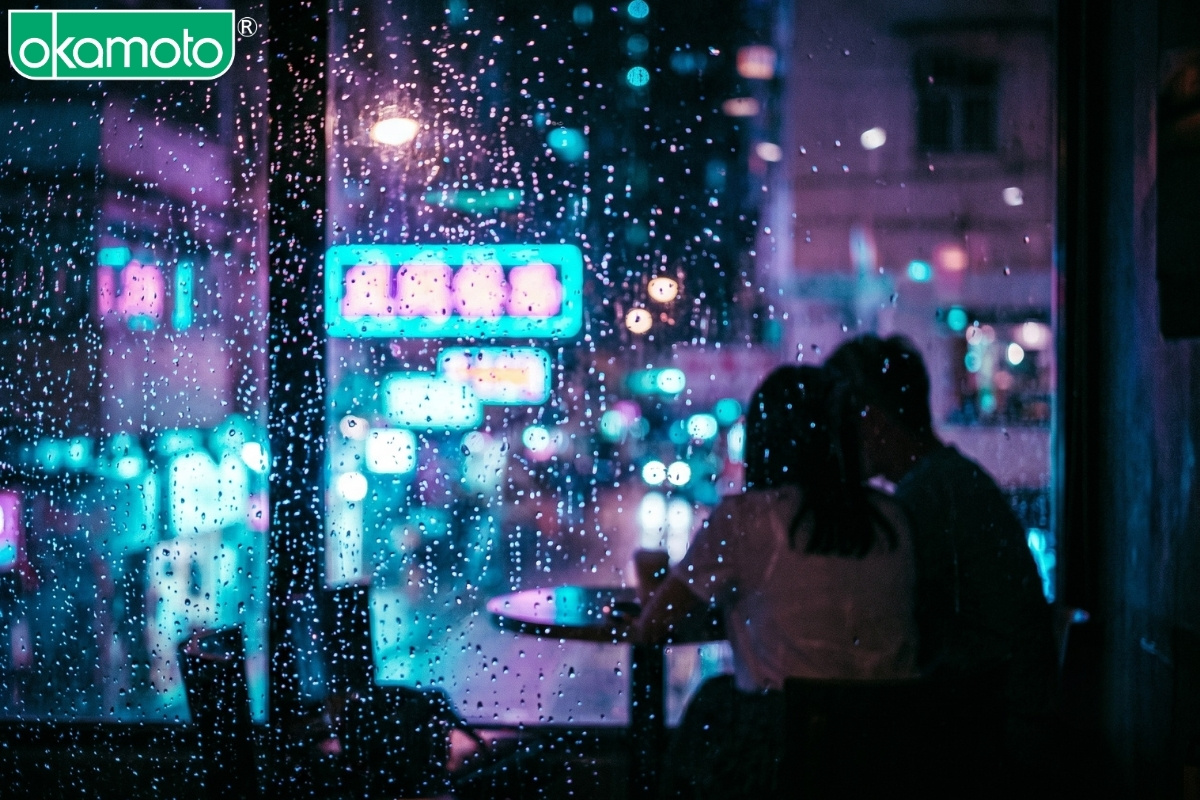 Không khí buổi tối đô thị hiện đại và nhu cầu ngắt kết nối để giữ lửa tình yêu.