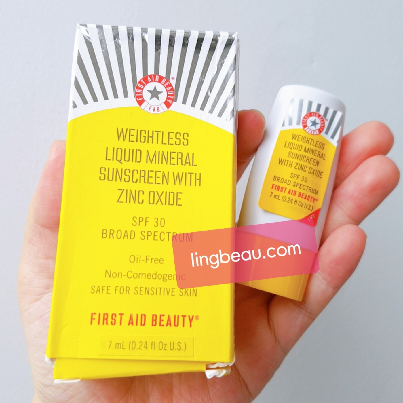 Kem chống nắng First Aid Beauty Weightless Liquid Minerals Sunscreen