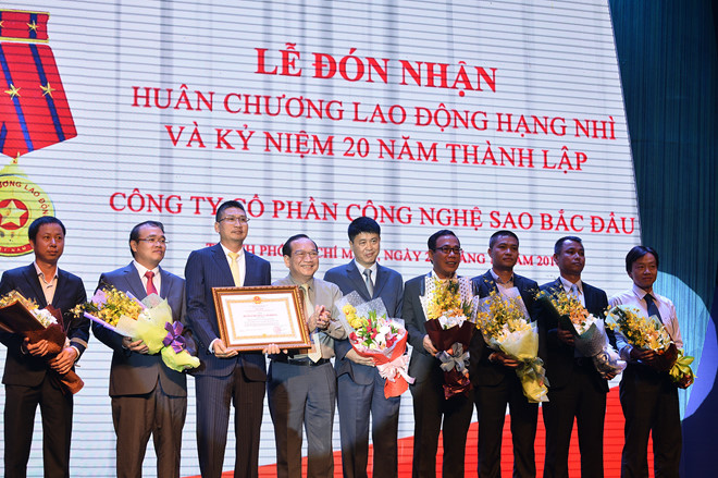 Tổ chức sự kiện trao bằng khen huân huy chương như thế nào?