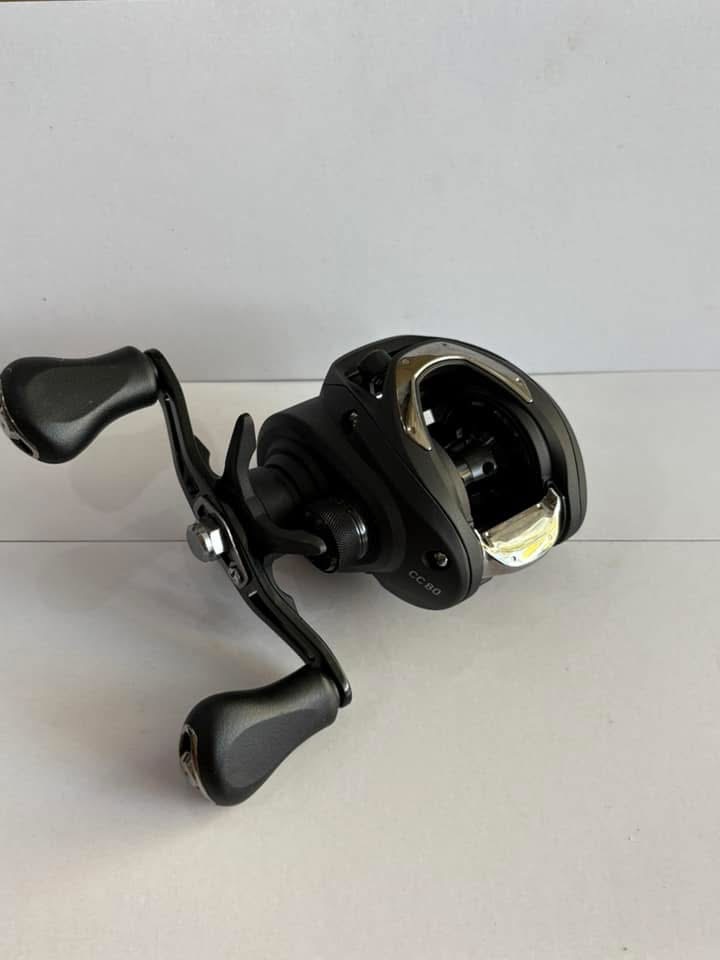 Máy Câu Ngang Daiwa CC80HSL – Chính Hãng Daiwa – Giá Tốt