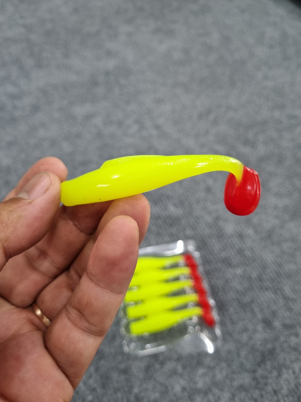 Mồi mềm T84 đuôi chân vịt màu đỏ