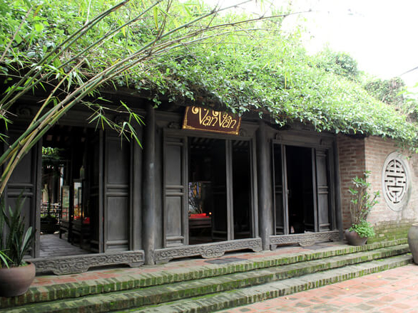 Làng Cổ Bát Tràng là địa điểm du khách không thể bỏ qua khi đến đây