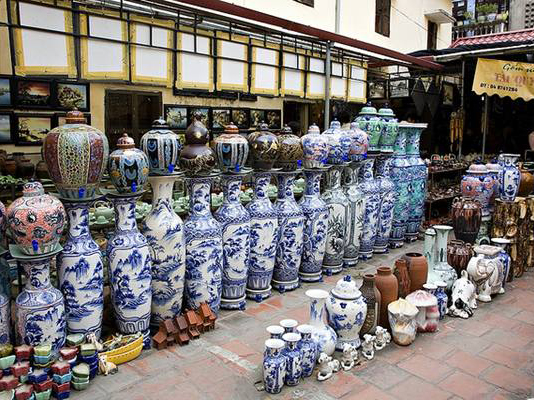 Chợ gốm Bát Tràng, nơi du khách có thể lựa chọn những món gốm độc đáo về làm quà