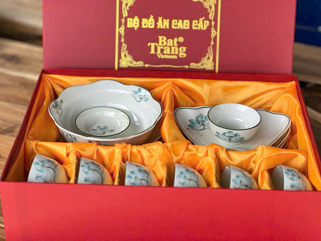 Tâm Lý Người Mua Quà Cuối Năm 2025: Vì Sao Hàng Thủ Công & Làng Nghề Lên Ngôi?