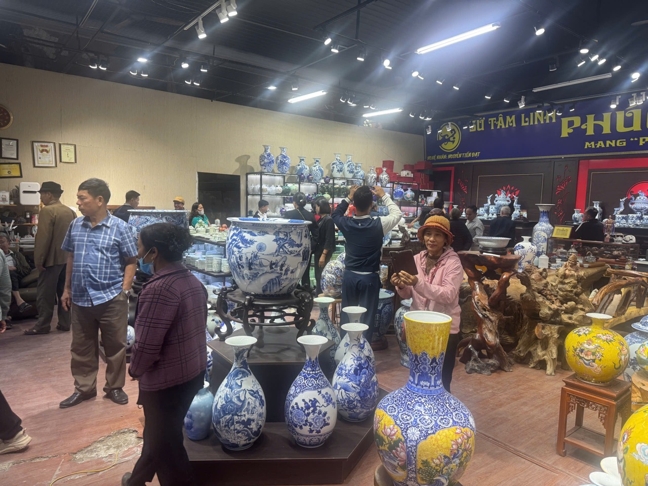 Vì sao khách hàng chọn mua đồ thờ trực tiếp tại làng gốm?