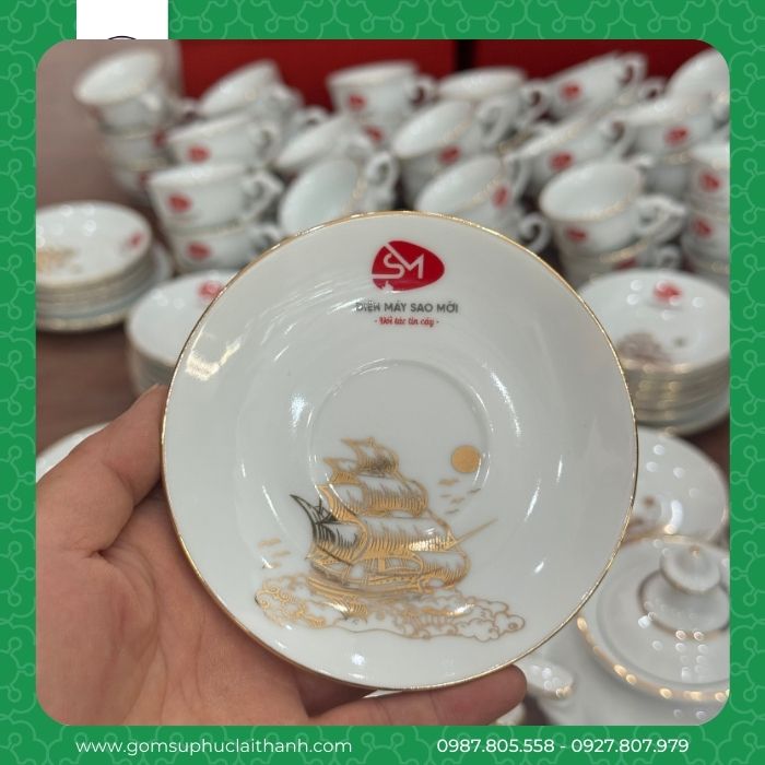 Ấm chén Thuận Buồm Xuôi Gió Trắng Vàng Kim in logo