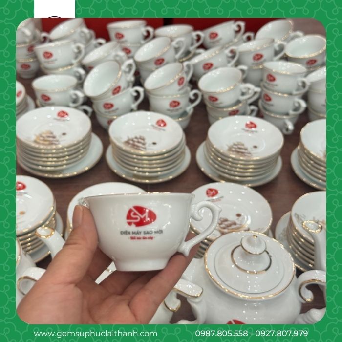 Ấm chén Thuận Buồm Xuôi Gió Trắng Vàng Kim in logo