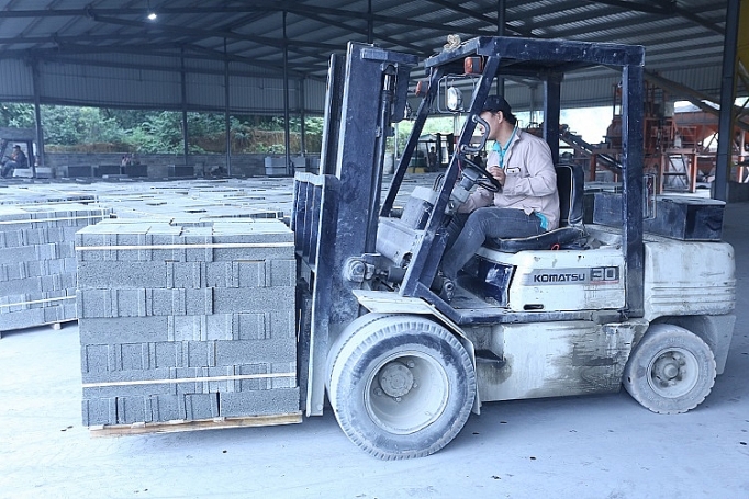 Sản xuất gạch không nung từ tro, xỉ nhiệt điện mang lại lợi ích kép