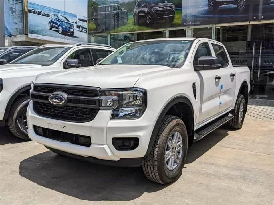 Chưa ra mắt, Ford Ranger 2022 đã bị bán 'kèm lạc' thêm 60 triệu đồng phụ kiện