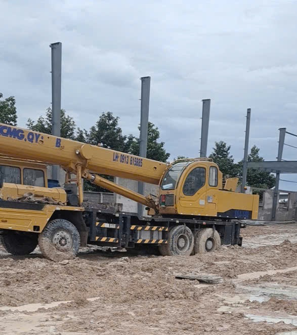 Xe cẩu lắp dựng nhà tiền chế tại Dĩ An – nhanh chóng, uy tín, chuyên nghiệp