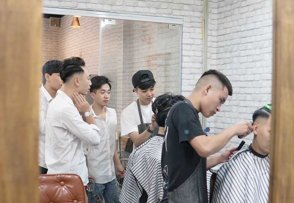 các barber trẻ gần gũi, chuyên nghiệp