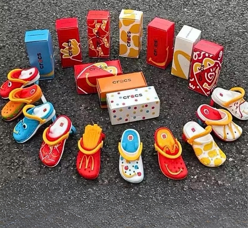 McDonald's với bộ 10 móc khóa “dép” Crocs độc quyền
