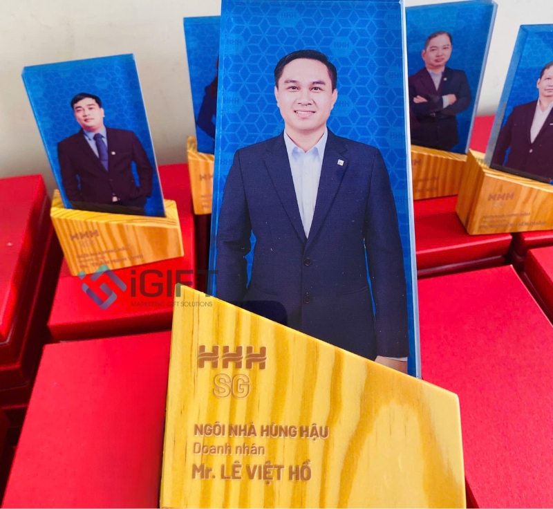 Sản xuất Kỷ niệm chương cá nhân hóa theo yêu cầu tại Hà Nội và HCM 4 Sản xuất Kỷ niệm chương cá nhân hóa theo yêu cầu tại Hà Nội và HCM Quà tặng công nghệ doanh nghiệp