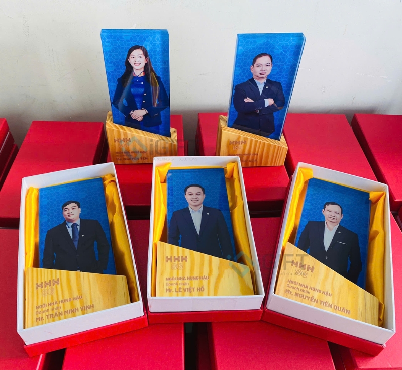 Sản xuất Kỷ niệm chương cá nhân hóa theo yêu cầu tại Hà Nội và HCM 2 Sản xuất Kỷ niệm chương cá nhân hóa theo yêu cầu tại Hà Nội và HCM Quà tặng công nghệ doanh nghiệp