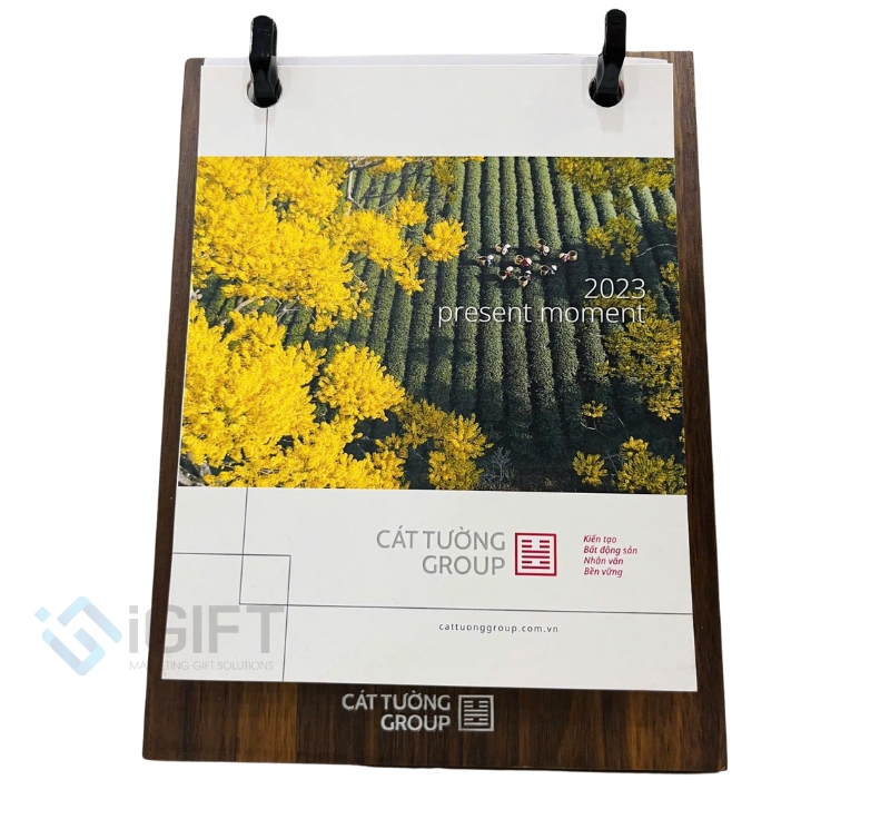 Lịch gỗ để bàn - Công nghệ in/khắc logo lên đế gỗ 4 Lịch gỗ để bàn - Công nghệ in/khắc logo lên đế gỗ Quà tặng công nghệ doanh nghiệp
