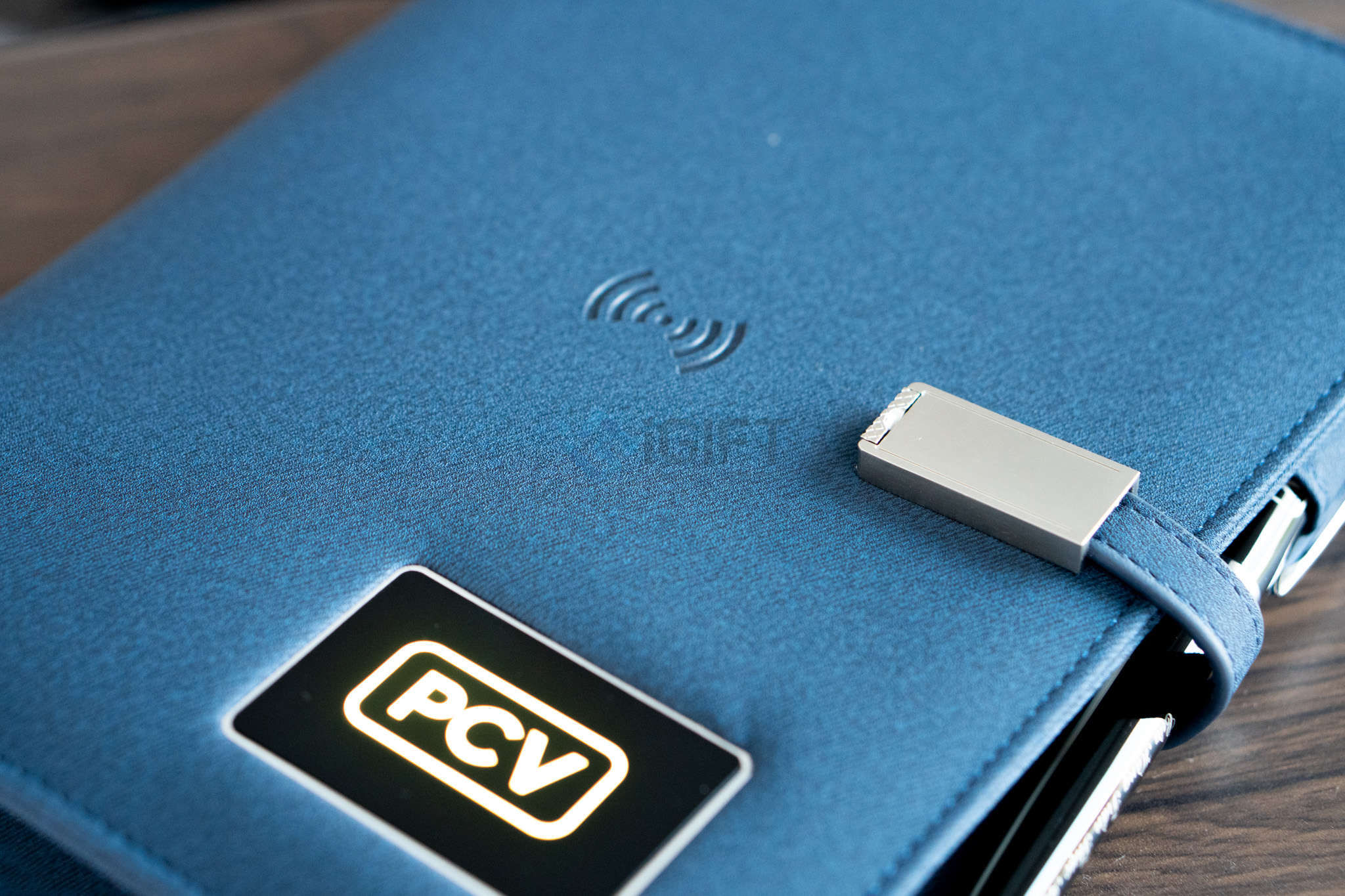 Sổ sạc đa năng là gì? Cấu tạo và cách sử dụng 3 Sổ sạc đa năng là gì? Cấu tạo và cách sử dụng Quà tặng công nghệ doanh nghiệp