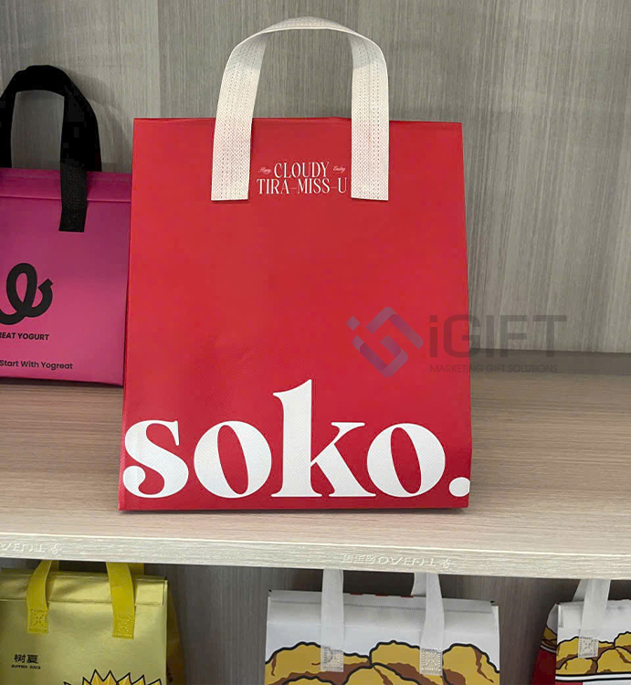 Túi giữ nhiệt trà sữa in logo HOT trend mùa hè 2025 5 Túi giữ nhiệt trà sữa in logo HOT trend mùa hè 2025 Quà tặng công nghệ doanh nghiệp