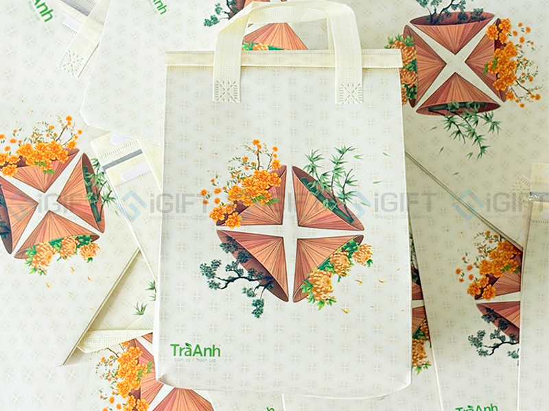 Vì sao các thương hiệu trà sữa lớn đều đầu tư túi giữ nhiệt trà sữa in logo? Quà tặng công nghệ doanh nghiệp