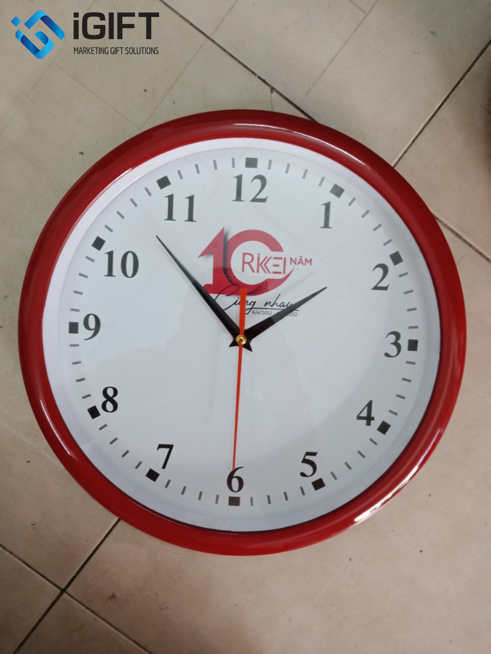 Đồng hồ quảng cáo treo tường in logo Rikkei Soft – IGIFT