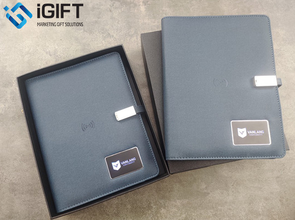 Sổ Sạc Đa Năng Kiêm Sạc Dự Phòng Sạc Không Dây Khắc Logo Đại Học Văn Lang 1 Sổ Sạc Đa Năng Kiêm Sạc Dự Phòng Sạc Không Dây Khắc Logo Đại Học Văn Lang Quà tặng công nghệ doanh nghiệp