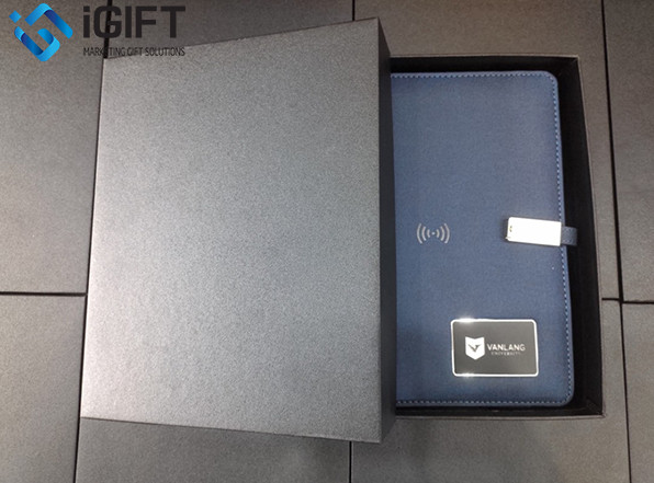 Sổ Sạc Đa Năng Kiêm Sạc Dự Phòng Sạc Không Dây Khắc Logo Đại Học Văn Lang 2 Sổ Sạc Đa Năng Kiêm Sạc Dự Phòng Sạc Không Dây Khắc Logo Đại Học Văn Lang Quà tặng công nghệ doanh nghiệp