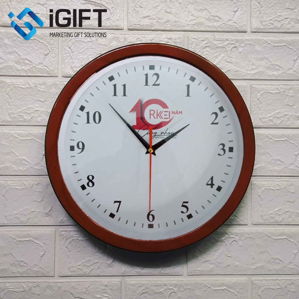 Đồng hồ quảng cáo treo tường in logo Rikkei Soft – IGIFT