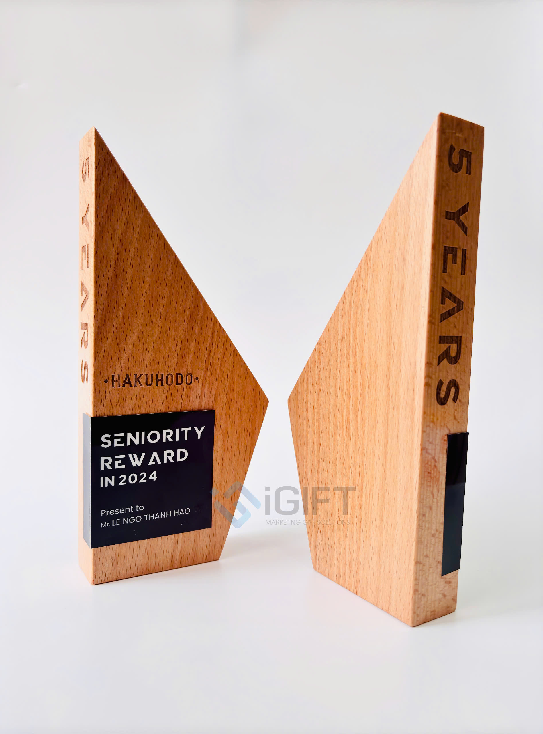 Kỷ niệm chương gỗ - Khắc logo Hakuhodo 1 Kỷ niệm chương gỗ - Khắc logo Hakuhodo Quà tặng công nghệ doanh nghiệp