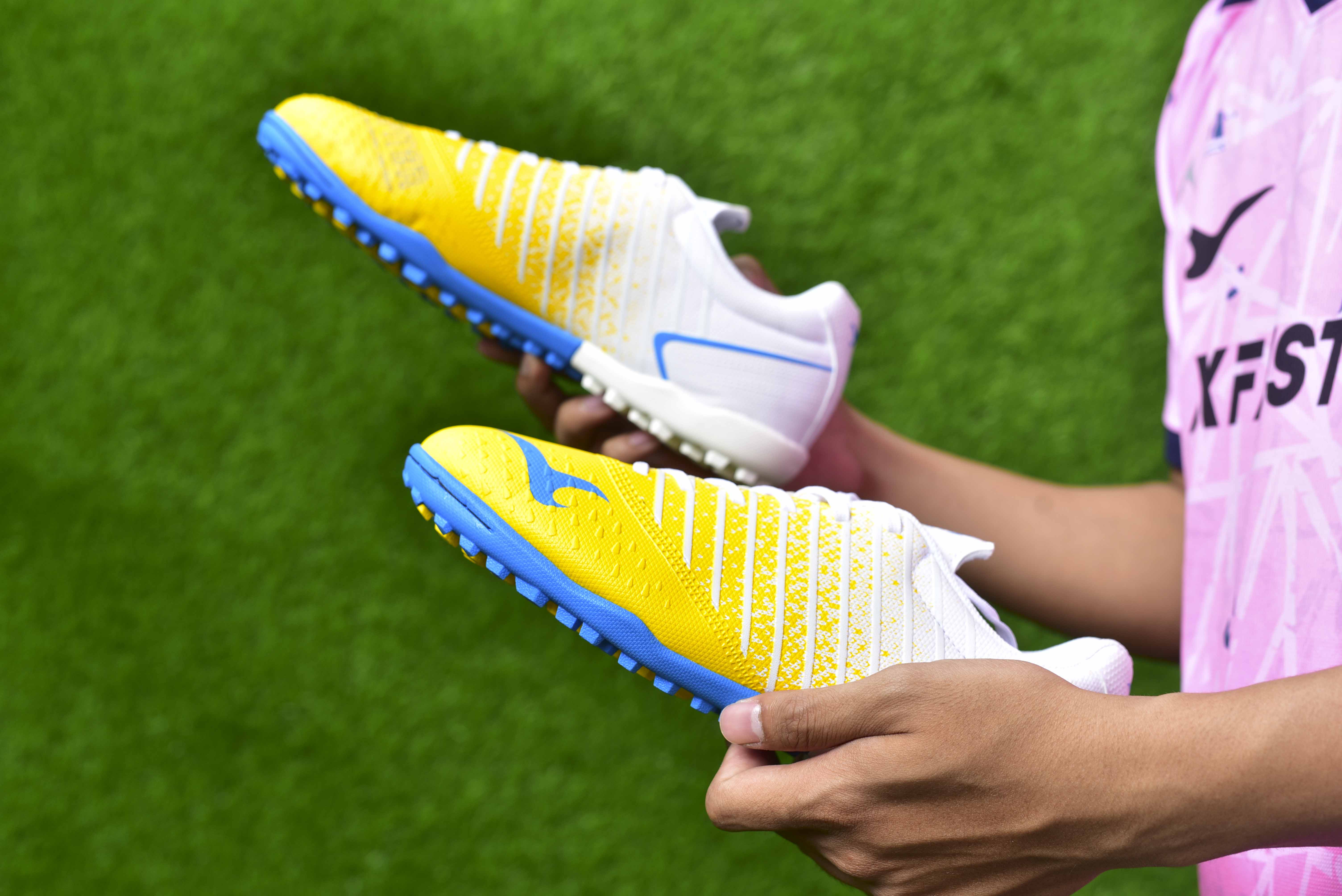 Giày bóng đá cho sân cỏ nhân tạo giá rẻ Xfaster Jupiter vàng/trắng mới 2022