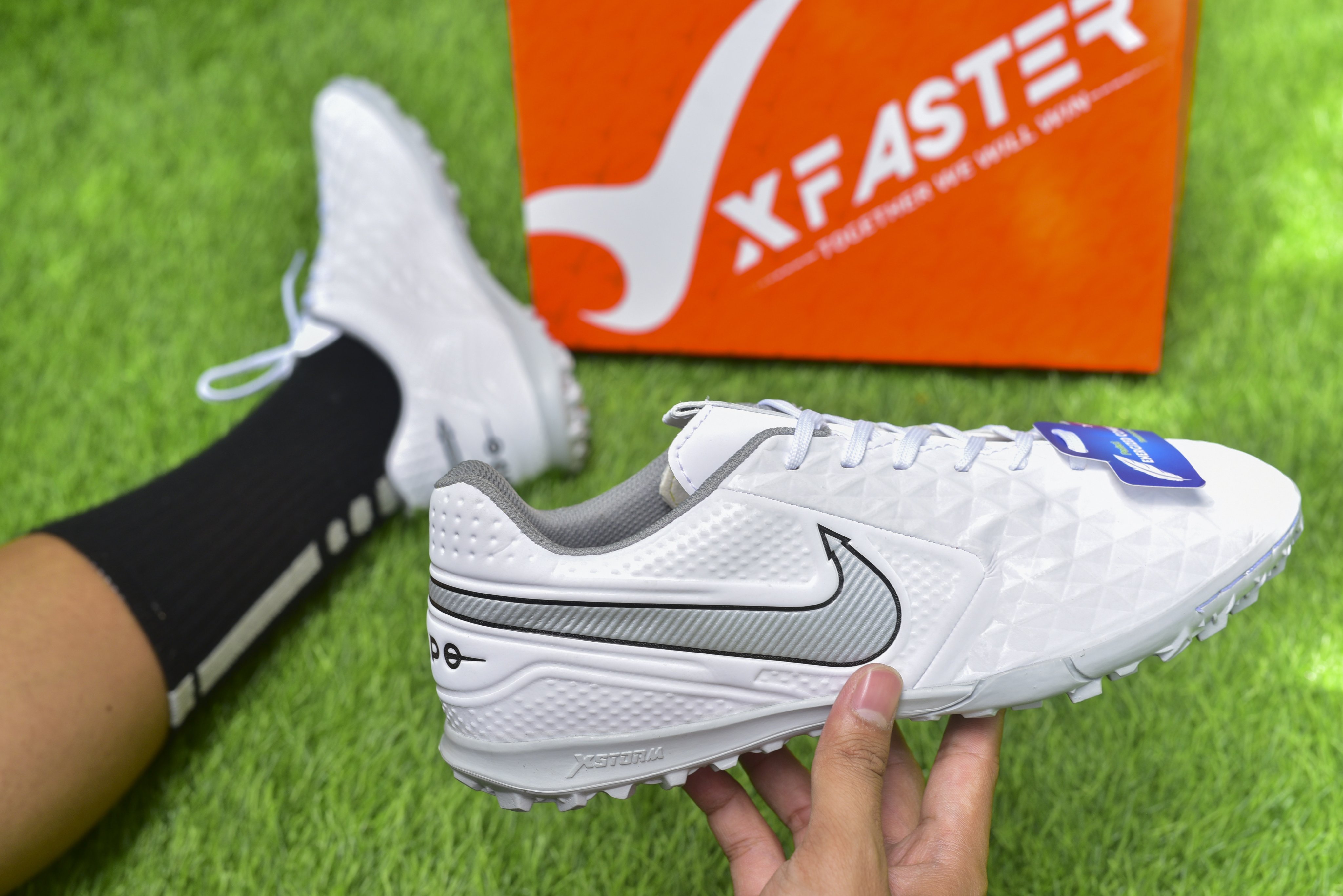 Xfaster Tiempo - Trắng | Giày đá bóng sân cỏ nhân tạo mini