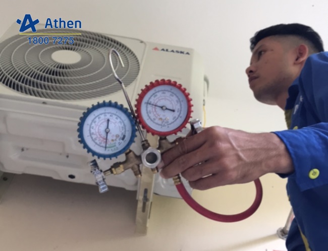 Thợ điện lạnh kiểm tra gas khi vệ sinh 