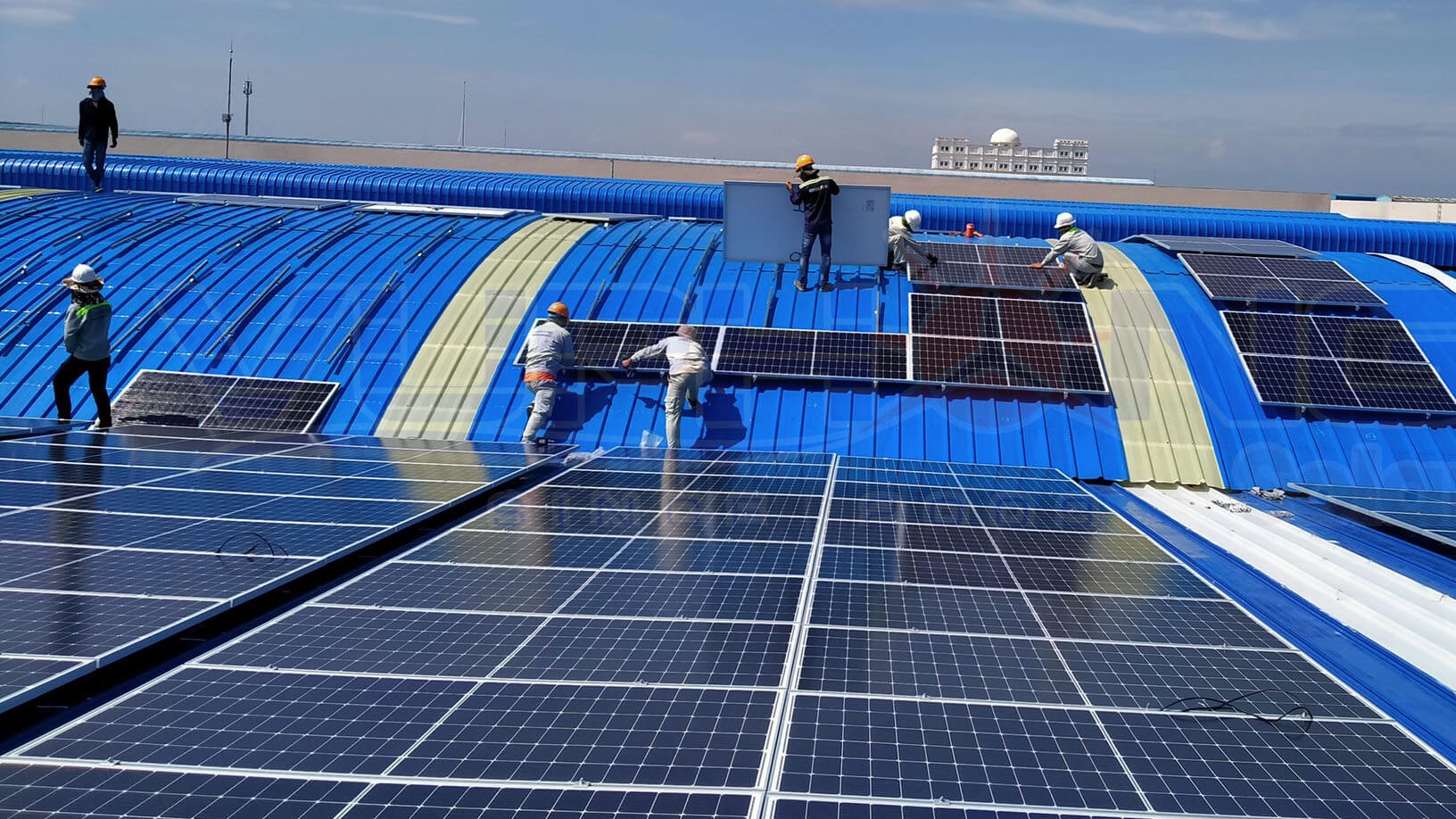 Vât liệu xây dựng: Lắp đặt điện năng lượng mặt trời trên mái nhà Lap-dat-dien-nang-luong-mat-troi-tren-mai-nha-02