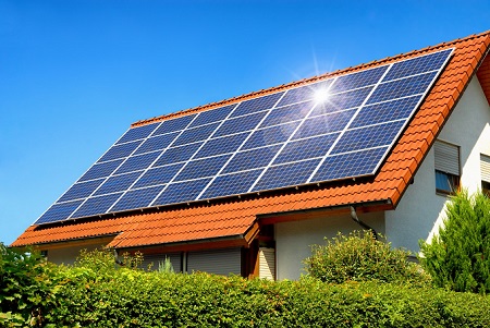 Ngôi nhà được lắp đặt điện năng lượng mặt trời trên mái nhà.