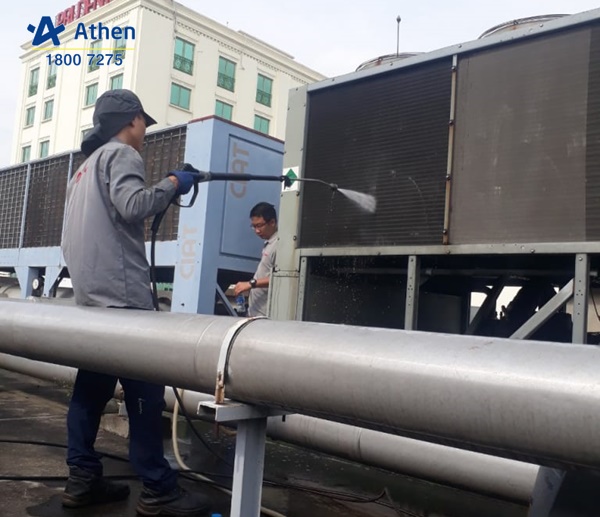 Kỹ thuật viên Athen kiểm tra định kỳ các bộ phận của hệ thống Chiller