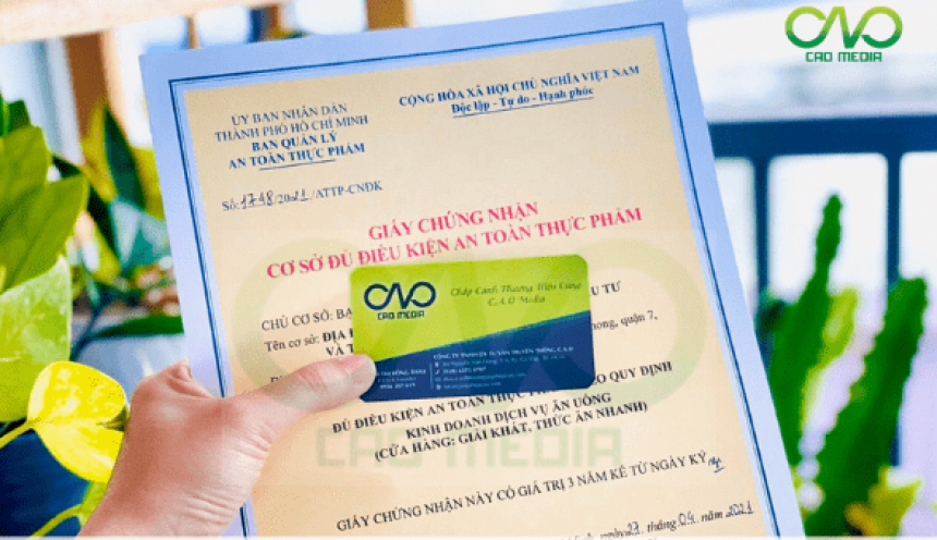 Nhân viên làm hồ sơ công bố sản phẩm