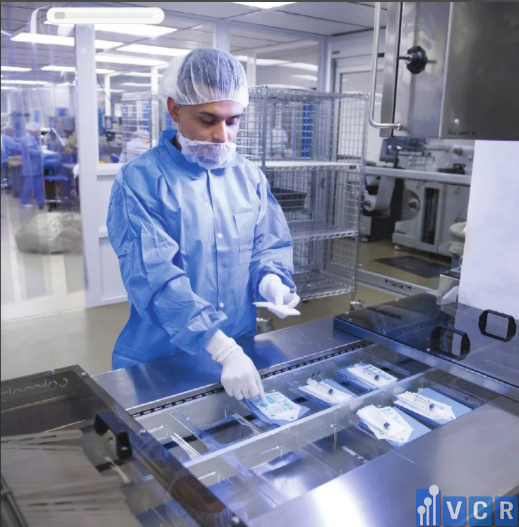 người làm việc trong phòng sạch