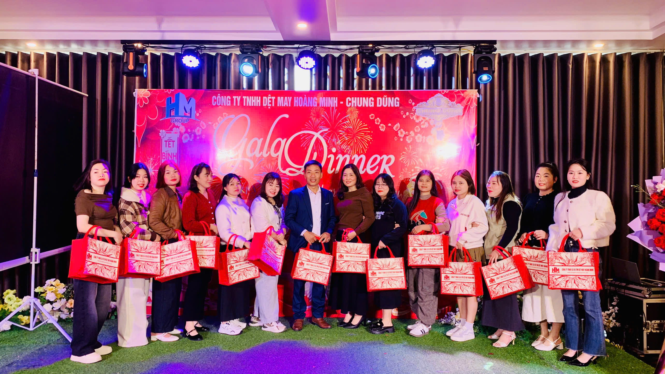 tiec-tat-nien-doanh-nghiep-xu-huong-qua-tang-tui-vai-in-logo-day-y-nghia