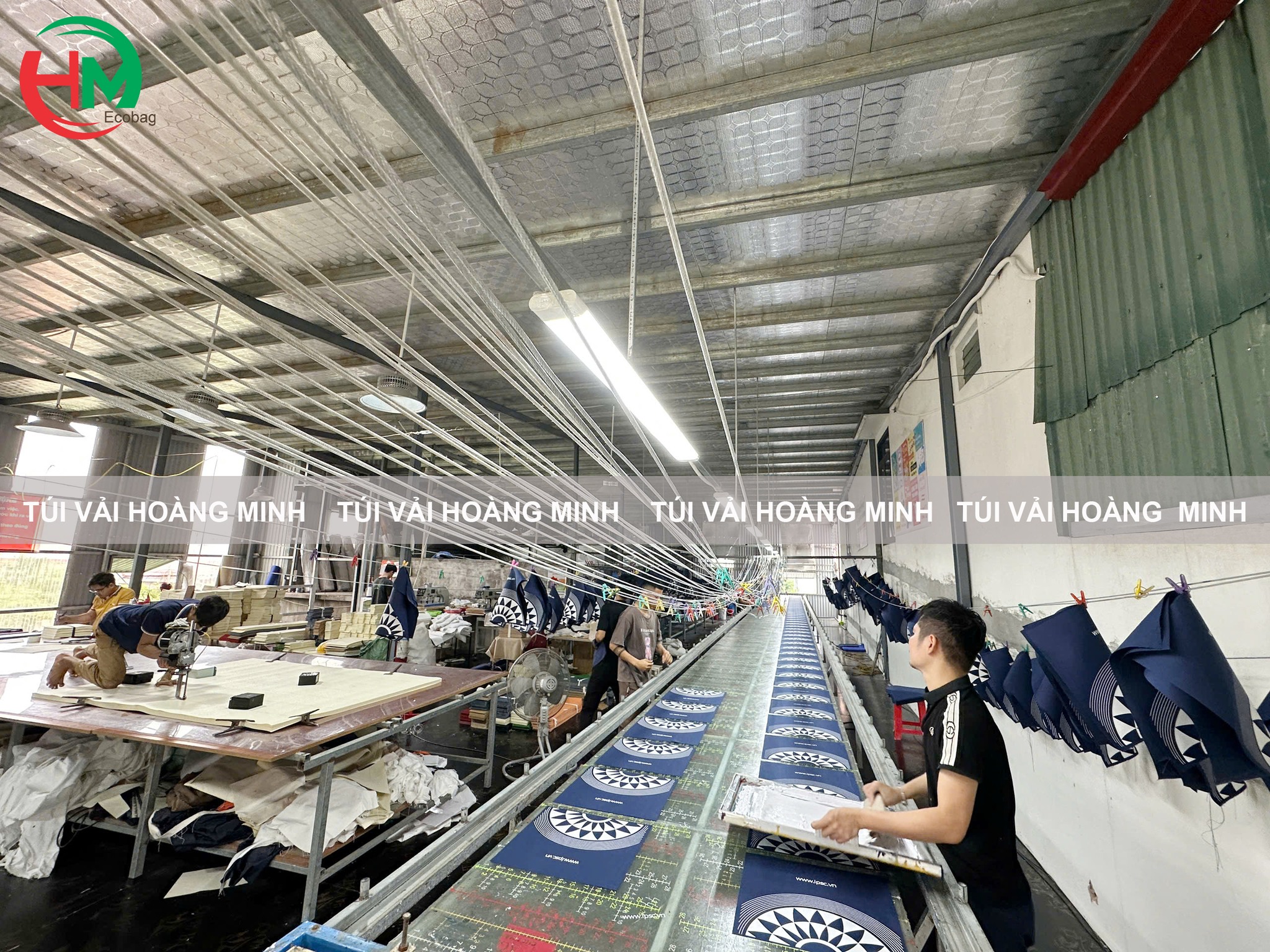 hình ảnh công nhân xưởng Túi Vải Hoàng Minh đang thực hiện cắt in túi vải