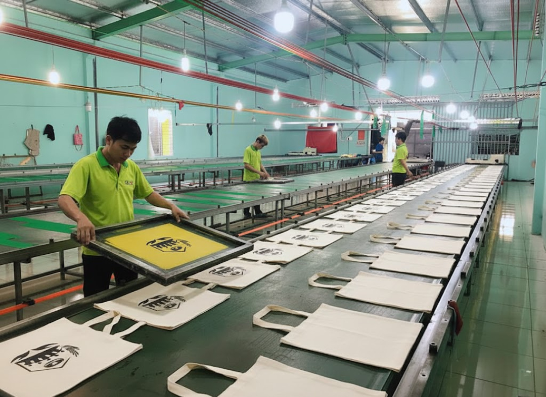 Những yếu tố ảnh hưởng trực tiếp đến giá khi in túi vải số lượng lớn