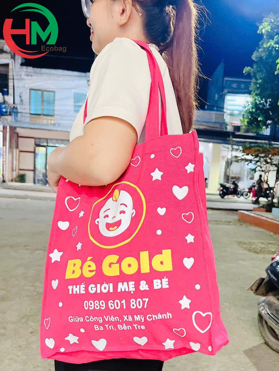 Khách hàng thích thú khi nhận được túi vải canvas quà tặng Bé Gold